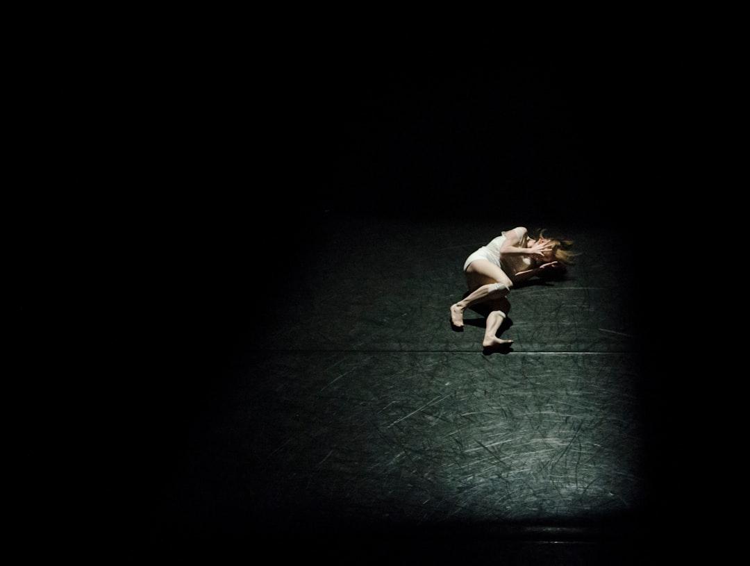 A person standing on a tennis court in the dark from Hailey Kean on Unsplash Cấm sử dụng thuốc giảm đau My Pikin của Nigeria