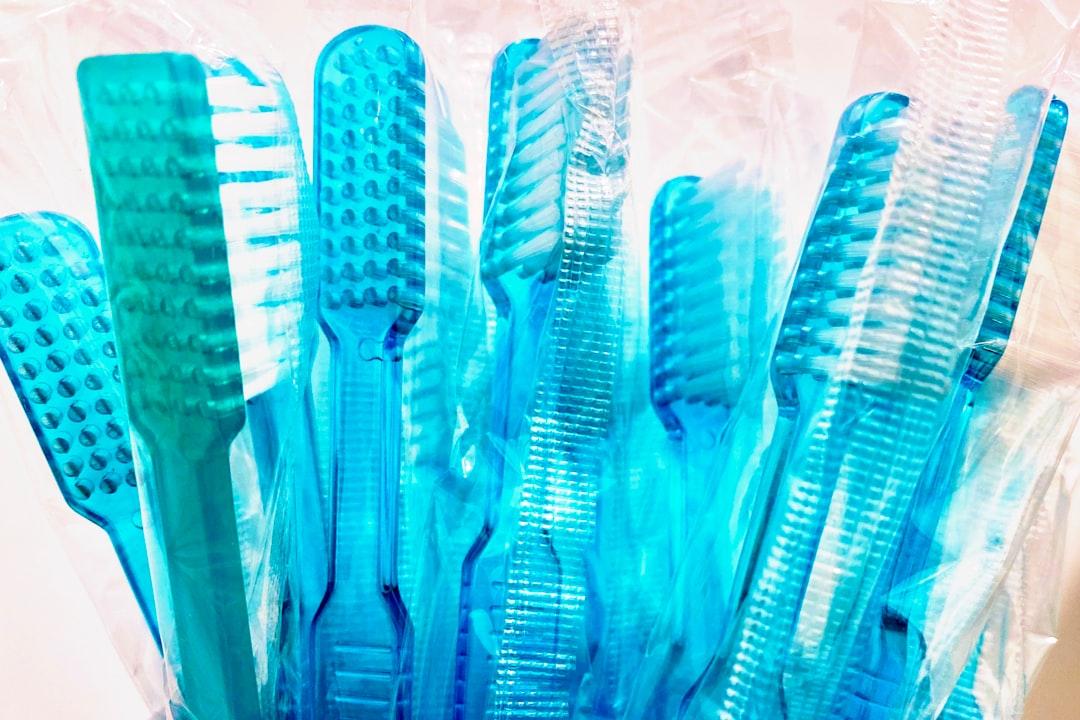 Blue and white plastic hair comb from Bekky Bekks on Unsplash Chuyện đau răng