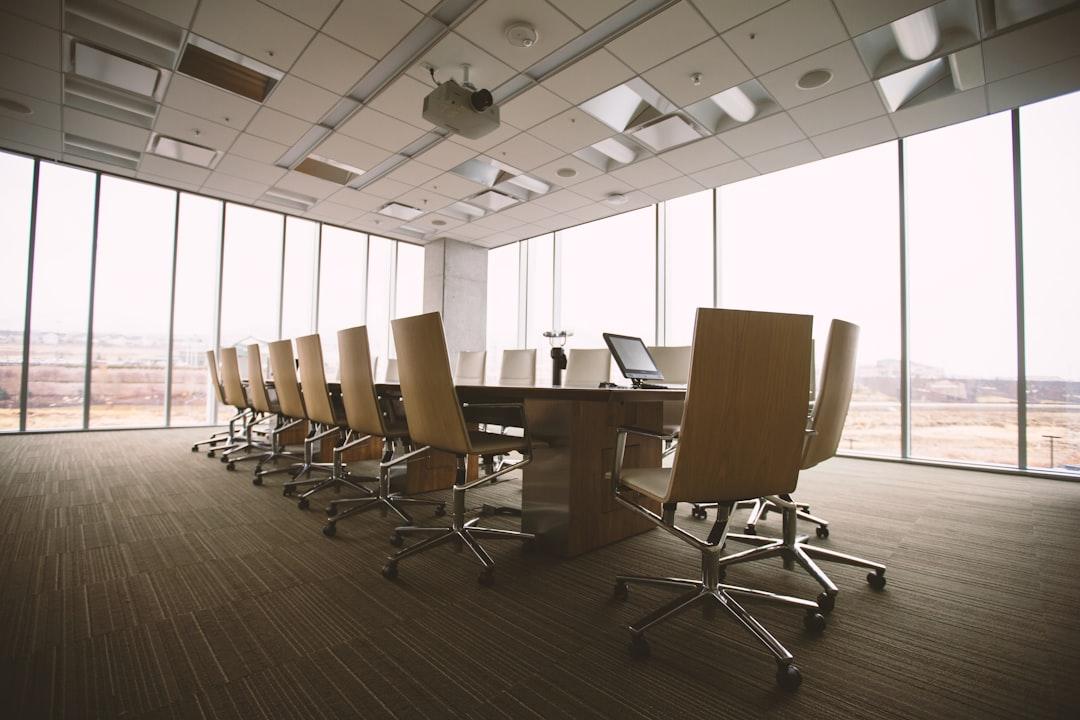 Oval brown wooden conference table and chairs inside conference room from Benjamin Child on Unsplash Vì sao nên ngủ trưa?