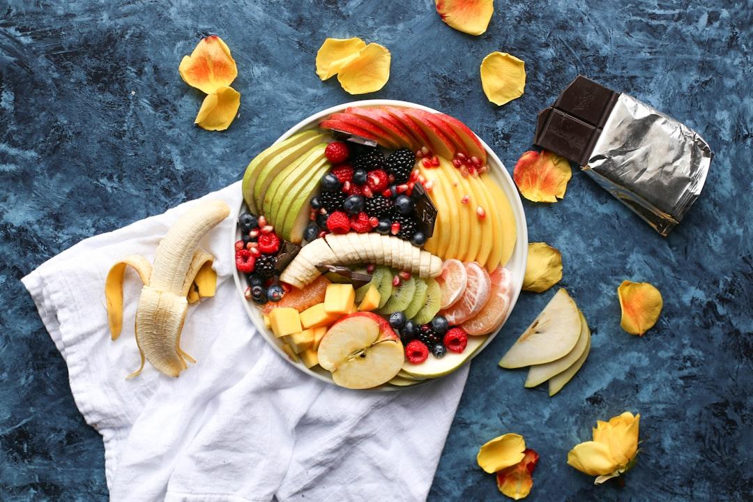Bowl of sliced fruits on white textile from Brenda Godinez on Unsplash Những loại rau tốt cho sức khoẻ