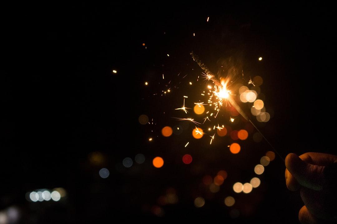 Bokeh light photo from Bhushan Sadani on Unsplash Vui chơi ngoài trời tốt cho mắt của trẻ
