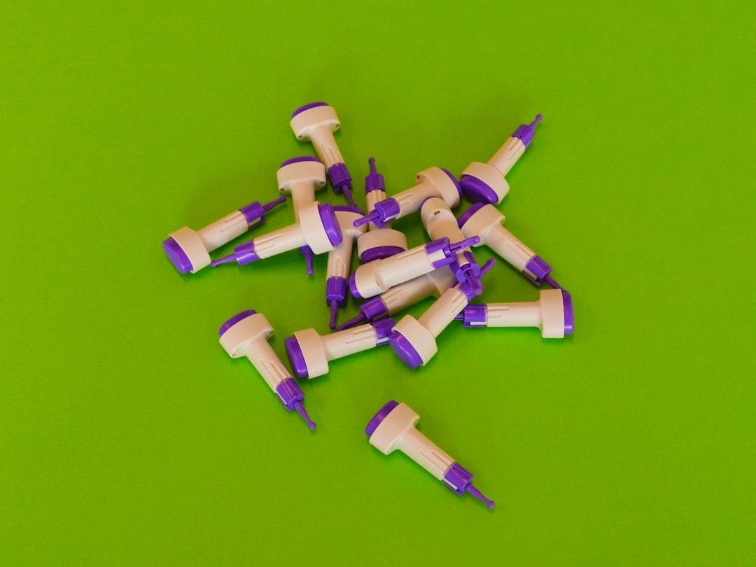 Green and white plastic toy from Diabetesmagazijn.nl on Unsplash Làm việc đêm gây rối loạn hooc môn và huyết áp