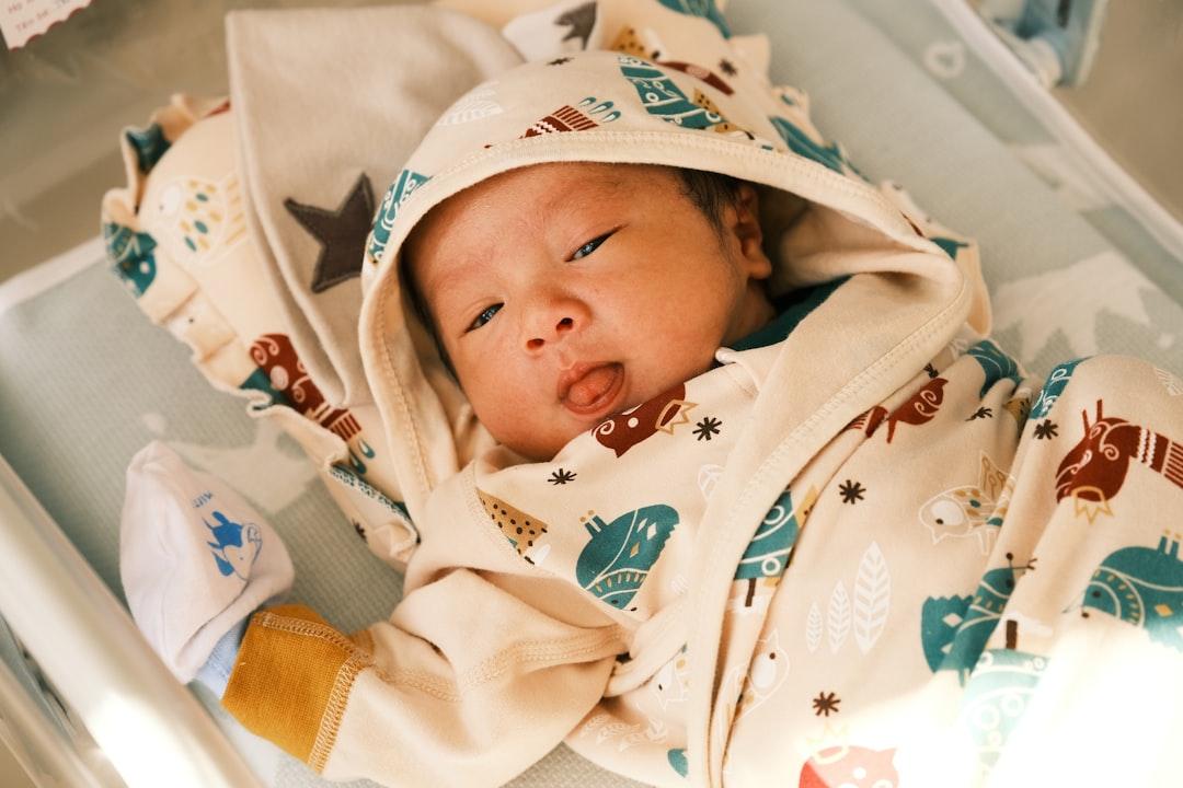 Baby in white and green bear print onesie from Trung Nhan Tran on Unsplash Một bệnh nhân nghi nhiễm cúm A H5N1 tử vong