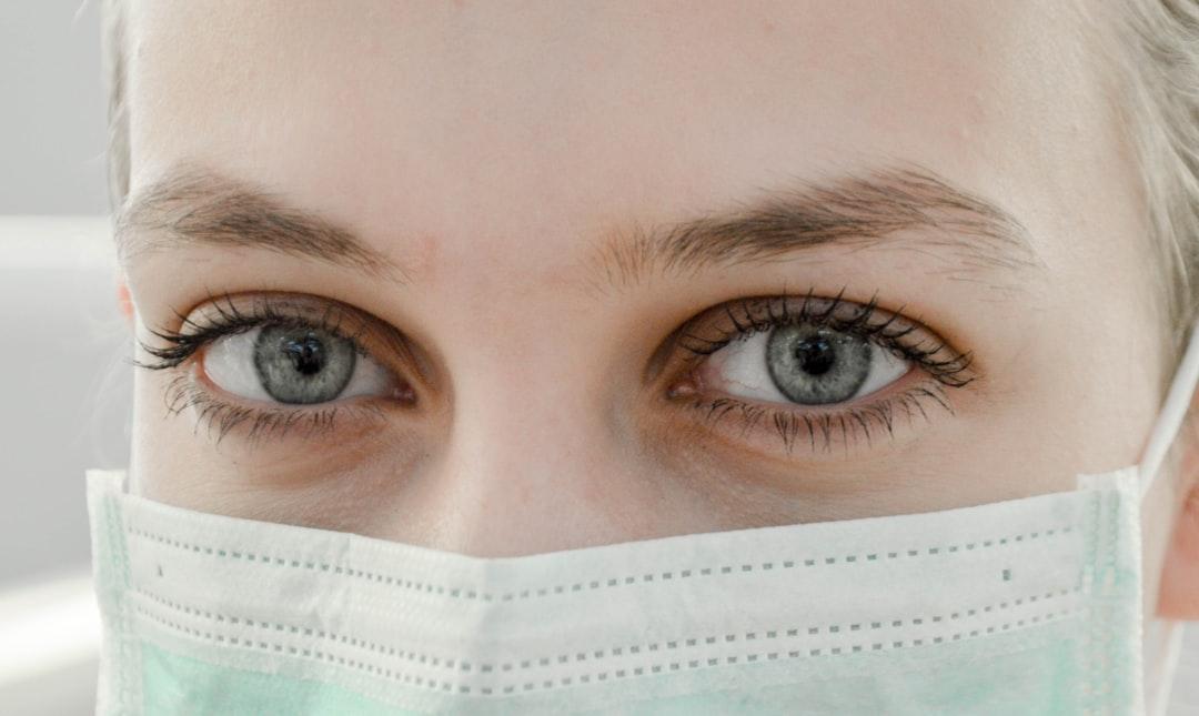 Closeup photo of woman's eye wearing mask from Ani Kolleshi on Unsplash Lo âu làm tăng bệnh lý nội khoa
