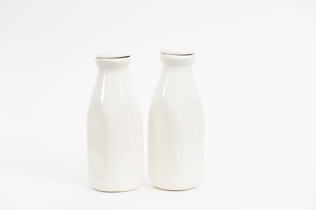 Two white milk bottles from Crissy Jarvis on Unsplash Những điều cần biết khi cho con bú mẹ