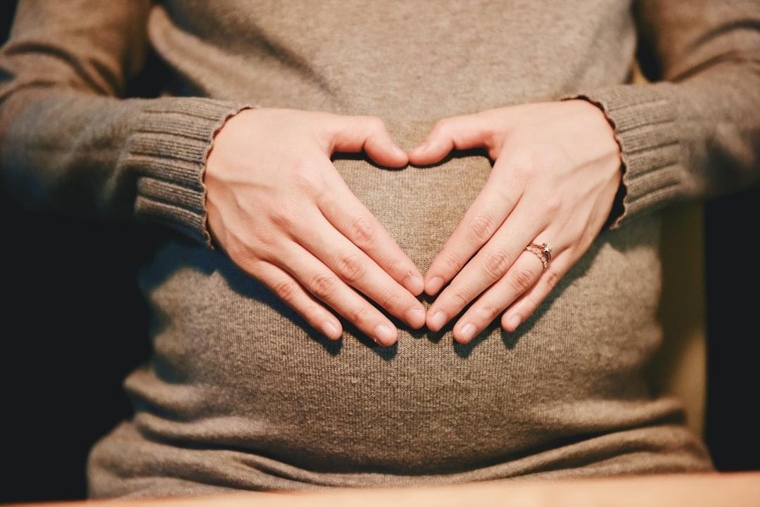Person holding belly photo from Suhyeon Choi on Unsplash Ứng phó với những thay đổi của làn da khi mang bầu