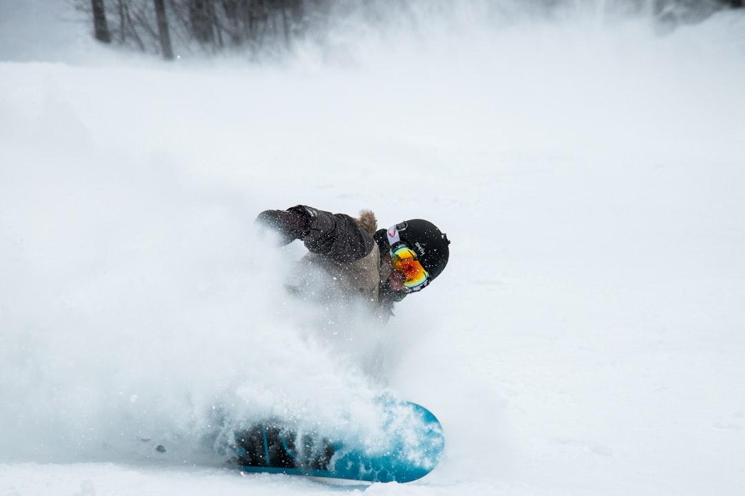 Man snowboarding at daytime from Joshua Reddekopp on Unsplash Kiểm tra các loại phấn rôm trẻ em