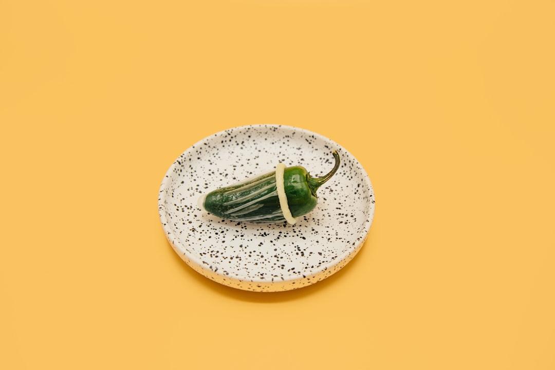 Green vegetable on white ceramic plate from charlesdeluvio on Unsplash 5 “bí kíp” làm hài lòng các quý cô