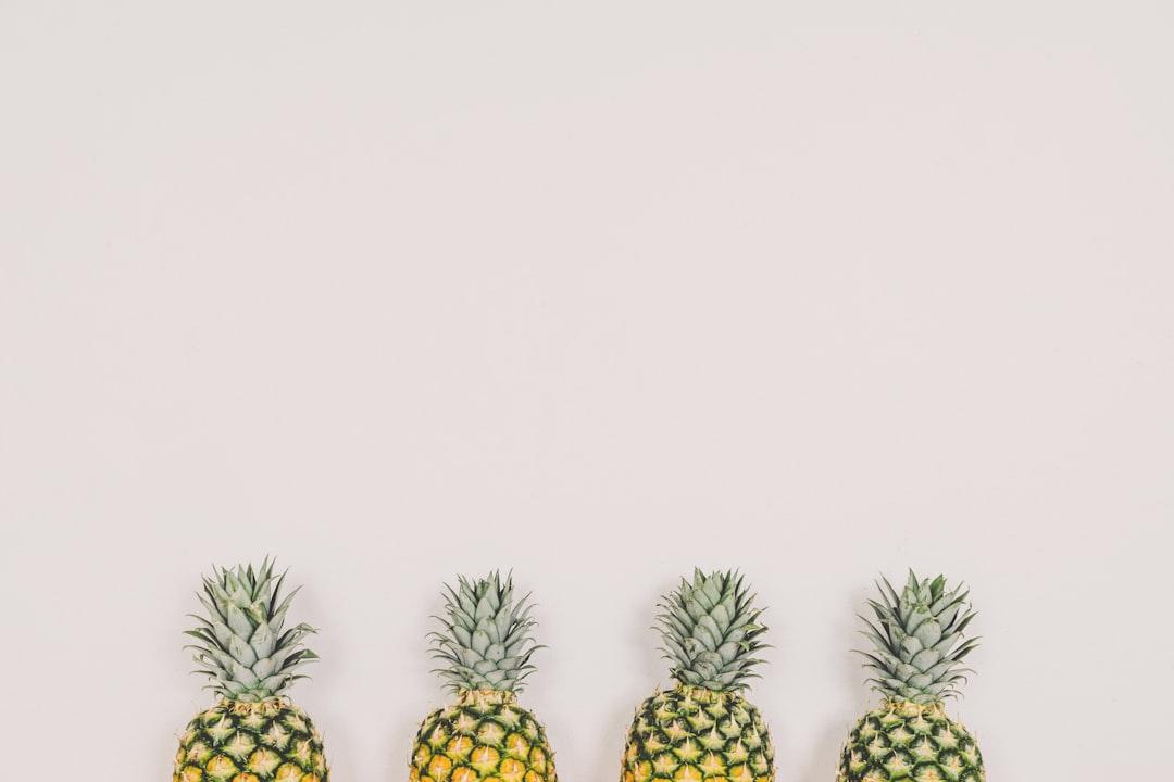 four pineapples on white background Ngộ độc dứa