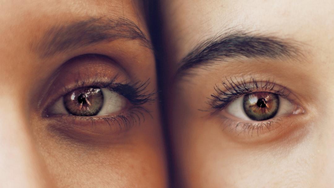 Person's eyes from Soroush Karimi on Unsplash Cận thị giả và đeo sai kính