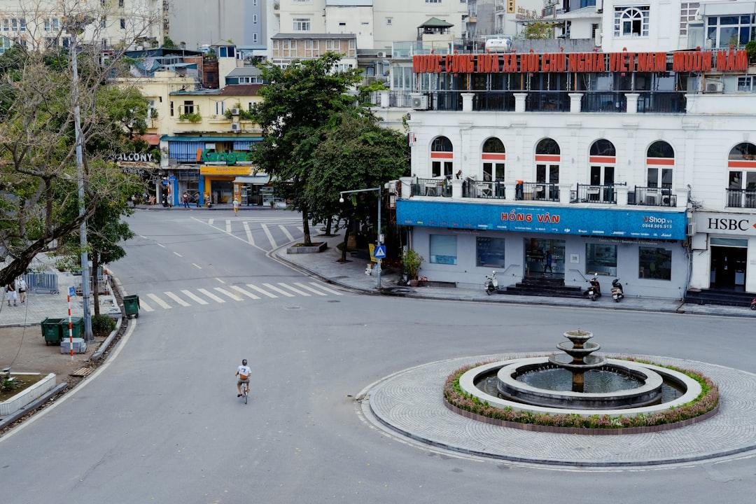 People walking on sidewalk near building during daytime from Hieu Tran on Unsplash Tiêu chảy cấp xuất hiện tại Hà Nội