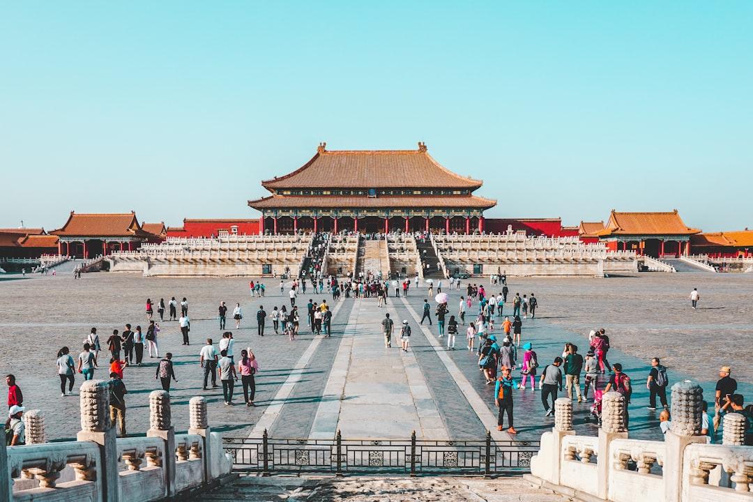 People at forbidden city in china during daytime from Ling Tang on Unsplash Hơn 160 người Trung Quốc nhập viện vì nhiễm khí lạ