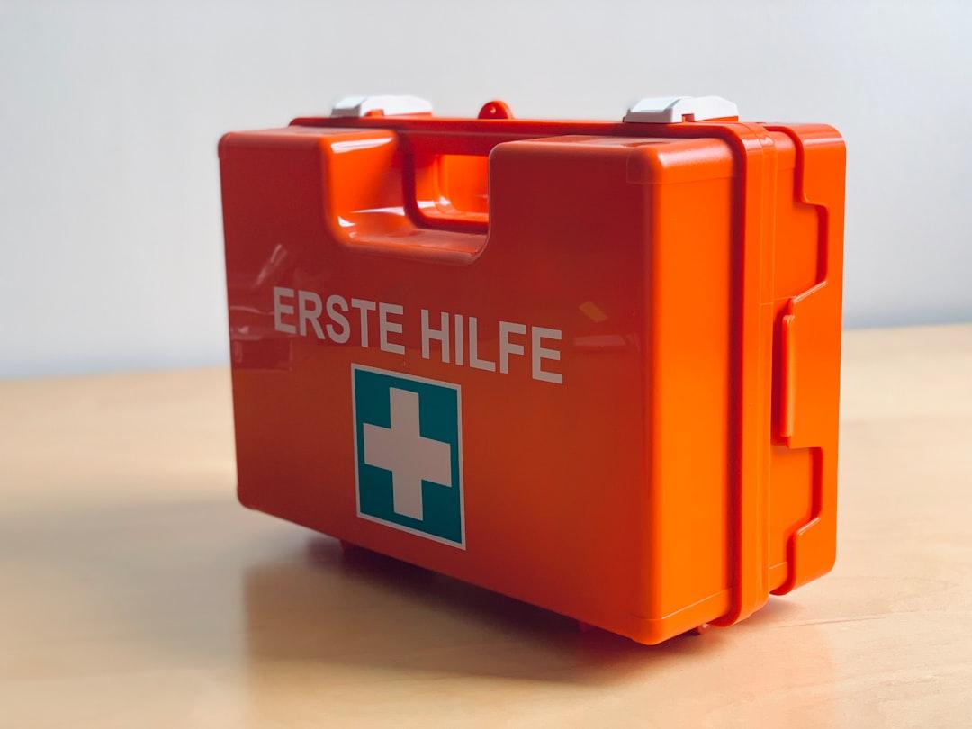 orange Erste Hilfe med kit Cấp cứu trong trường hợp khẩn cấp