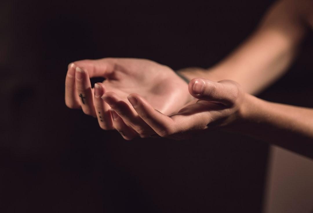 Two human palms from Milada Vigerova on Unsplash Dịch đến chân vẫn không nhảy
