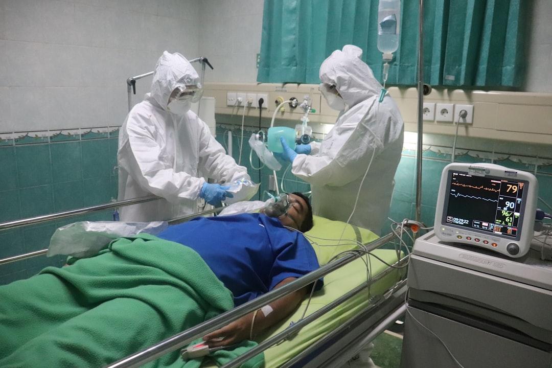 Man in white medical scrub lying on hospital bed from Mufid Majnun on Unsplash Quảng Ninh: Thêm hai bệnh nhân nhiễm phẩy khuẩn tả