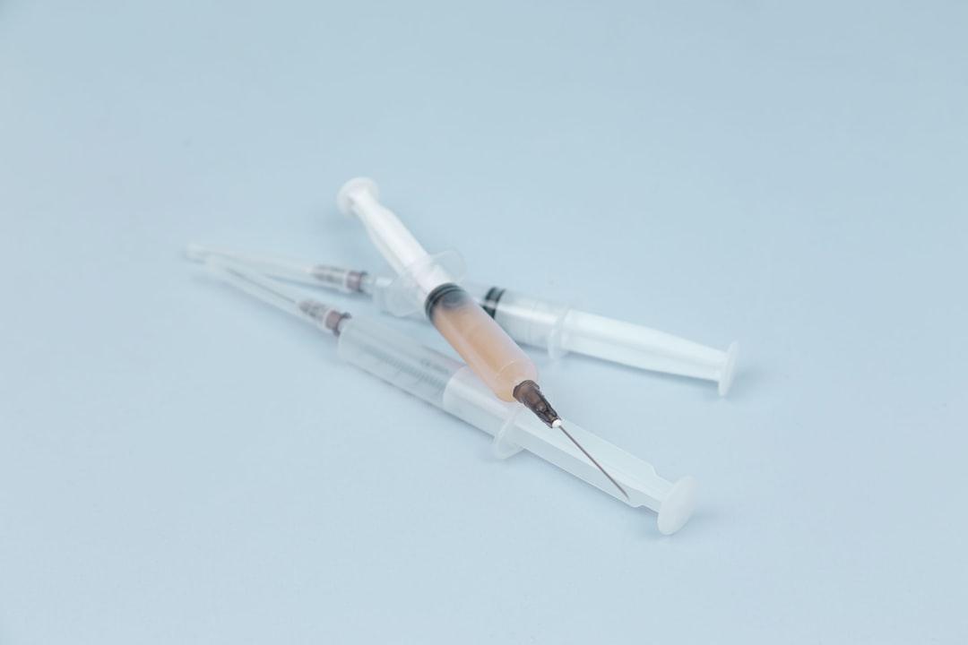 White and clear plastic syringe from Diana Polekhina on Unsplash Việt Nam chuẩn bị sản xuất vaccine cúm A/H1N1