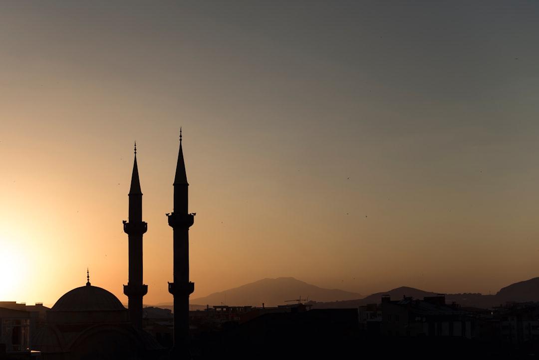 Two mosque minarets under calm sky from Ali Arif Soydaş on Unsplash Một nữ sinh 10 năm mang bệnh giun chỉ
