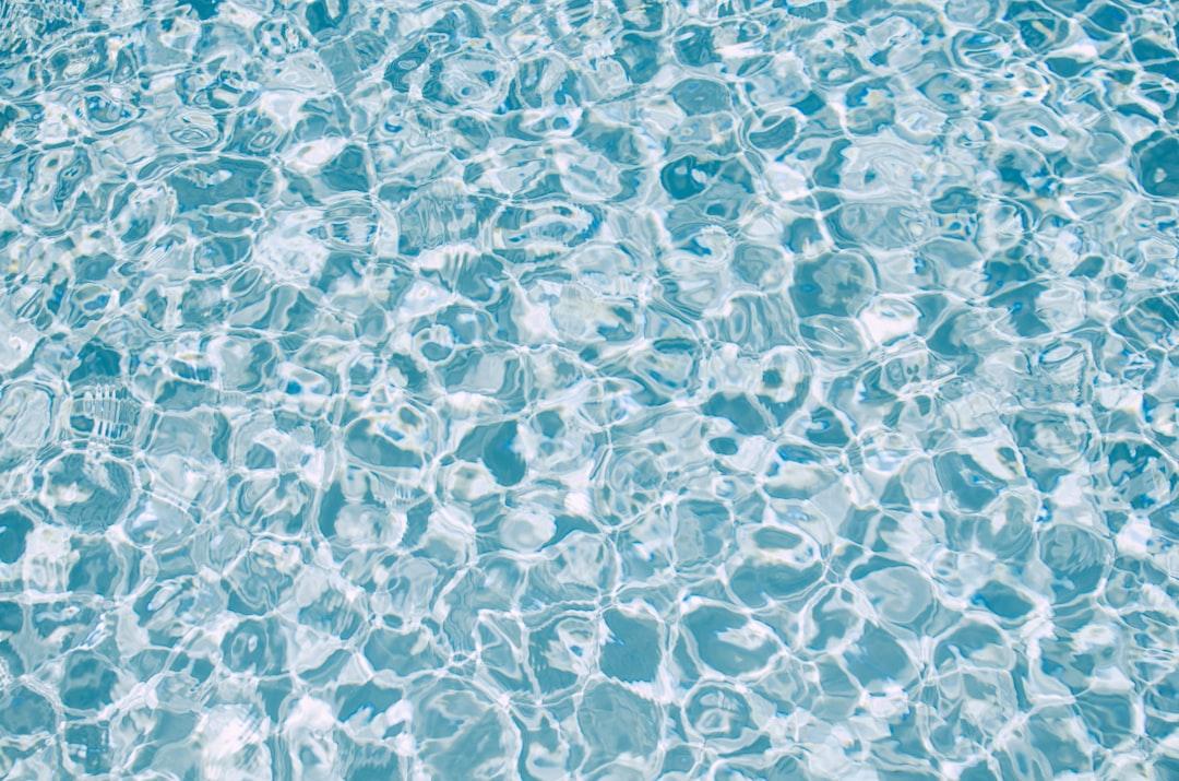 A pool with clear blue water and bubbles from Cia Gould on Unsplash Về lại làng sinh đôi Hưng Hiệp