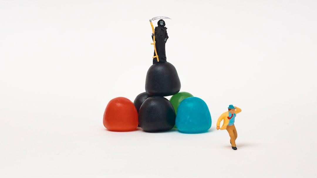 Black and red christmas baubles from Mathieu Stern on Unsplash Năm người chết sau khi uống rượu