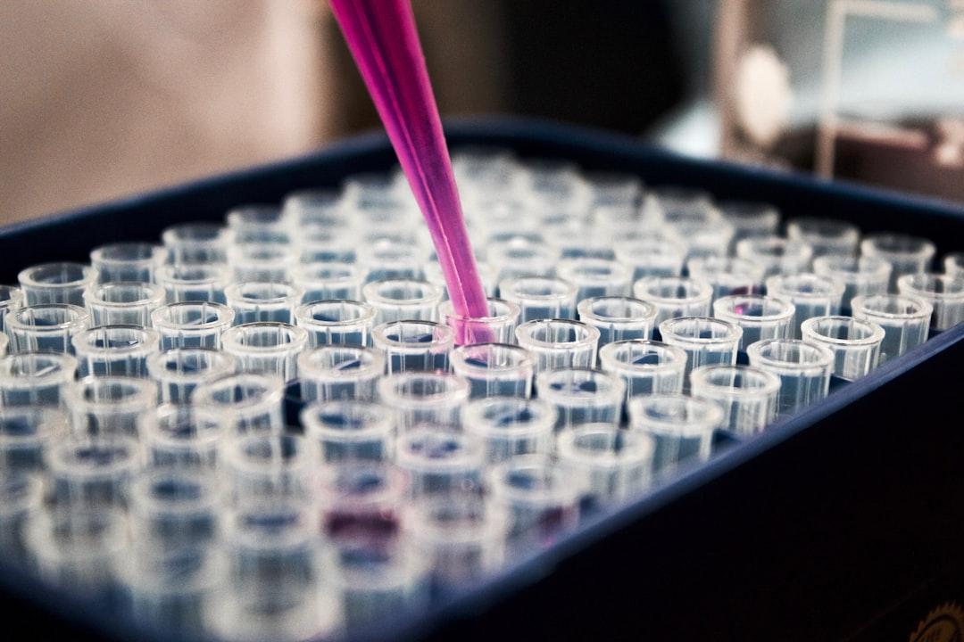 Refill of liquid on tubes from Louis Reed on Unsplash Uống trà nóng tăng nguy cơ ung thư cổ họng