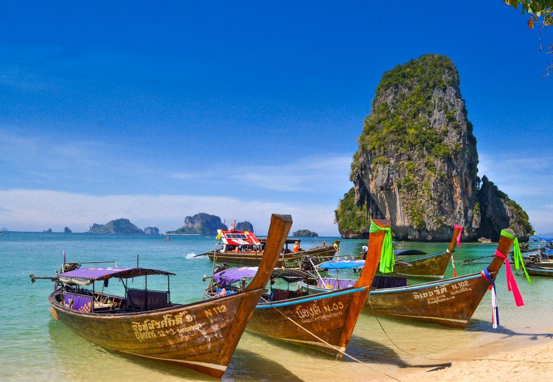 Five brown wooden boats from Sumit Chinchane on Unsplash Tin Ảnh Sức khỏe