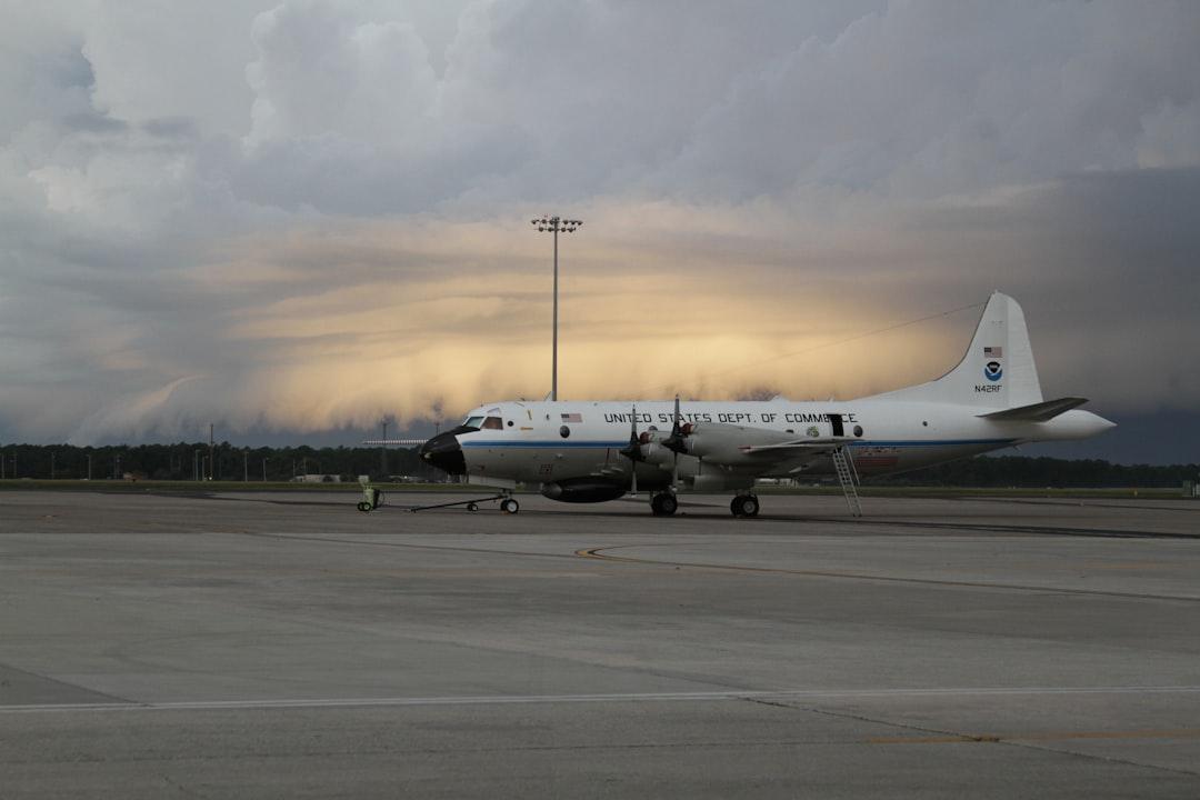 White plane from NOAA on Unsplash Nicotine... làm nguôi cơn giận