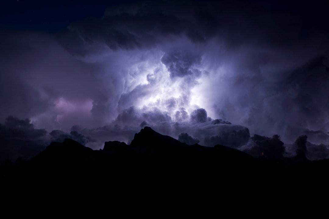 Thunderstorm with lightning from Marc Wieland on Unsplash Viện Bỏng Quốc gia tiếp nhận 20 người bỏng do sét