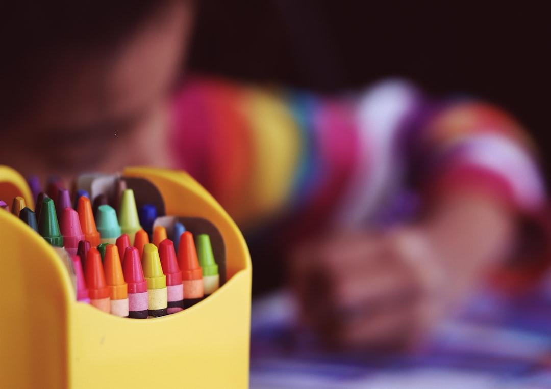 Selective focal photo of crayons in yellow box from Aaron Burden on Unsplash Không biết nhiễm cúm A/H1N1 từ đâu