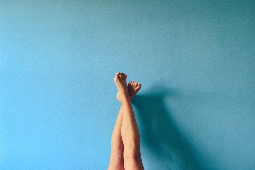 Person's feet from Lucrezia Carnelos on Unsplash Phụ nữ nhận ra bạn tình qua... mùi mồ hôi