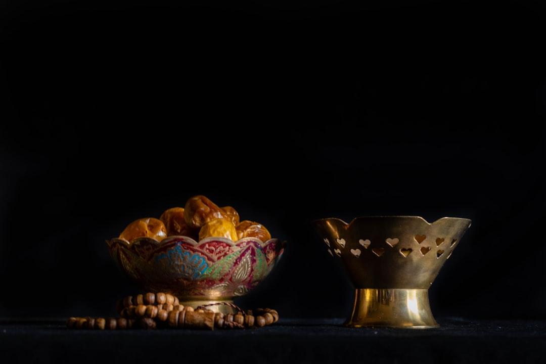 Blue and gold ceramic bowl from Abdullah Arif on Unsplash Ăn chay không gây loãng xương
