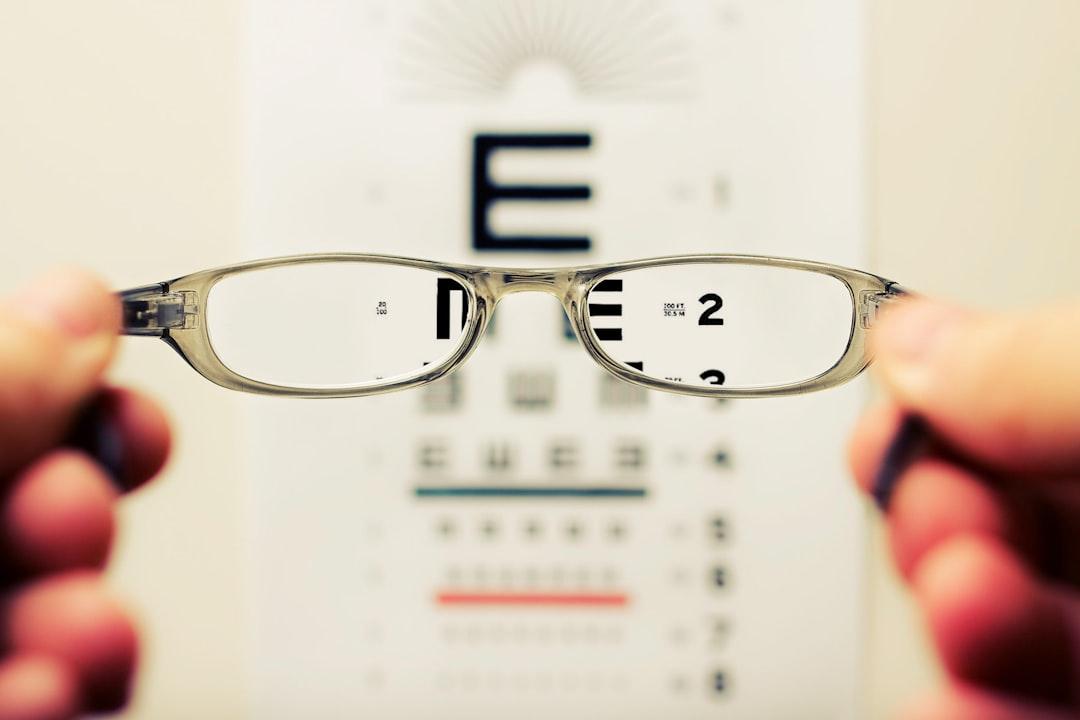 Person holding eyeglasses from David Travis on Unsplash Thức ăn cho người cận thị