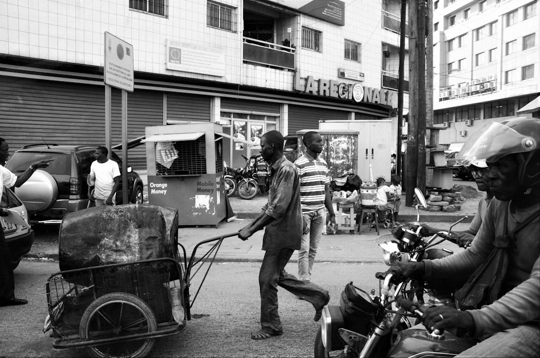 Grayscale photography of man pushing trailer with drum from Edouard TAMBA on Unsplash Phát hiện một chủng HIV mới