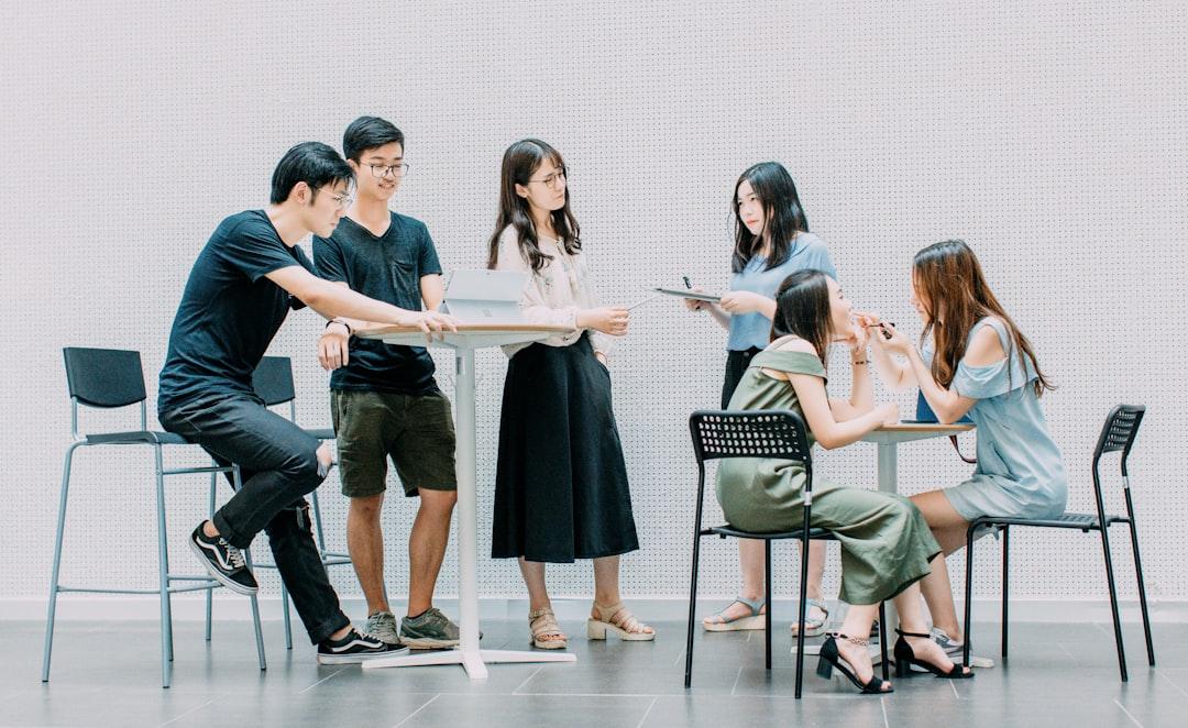 Two men and four women meeting in office from Akson on Unsplash Hà Nội: Trường đại học đầu tiên thành ổ dịch