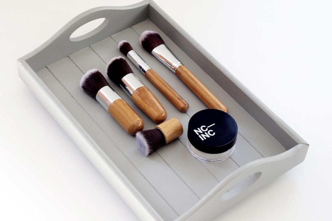 Women's face brushes from Oli Dale on Unsplash Sữa ong chúa làm đẹp da