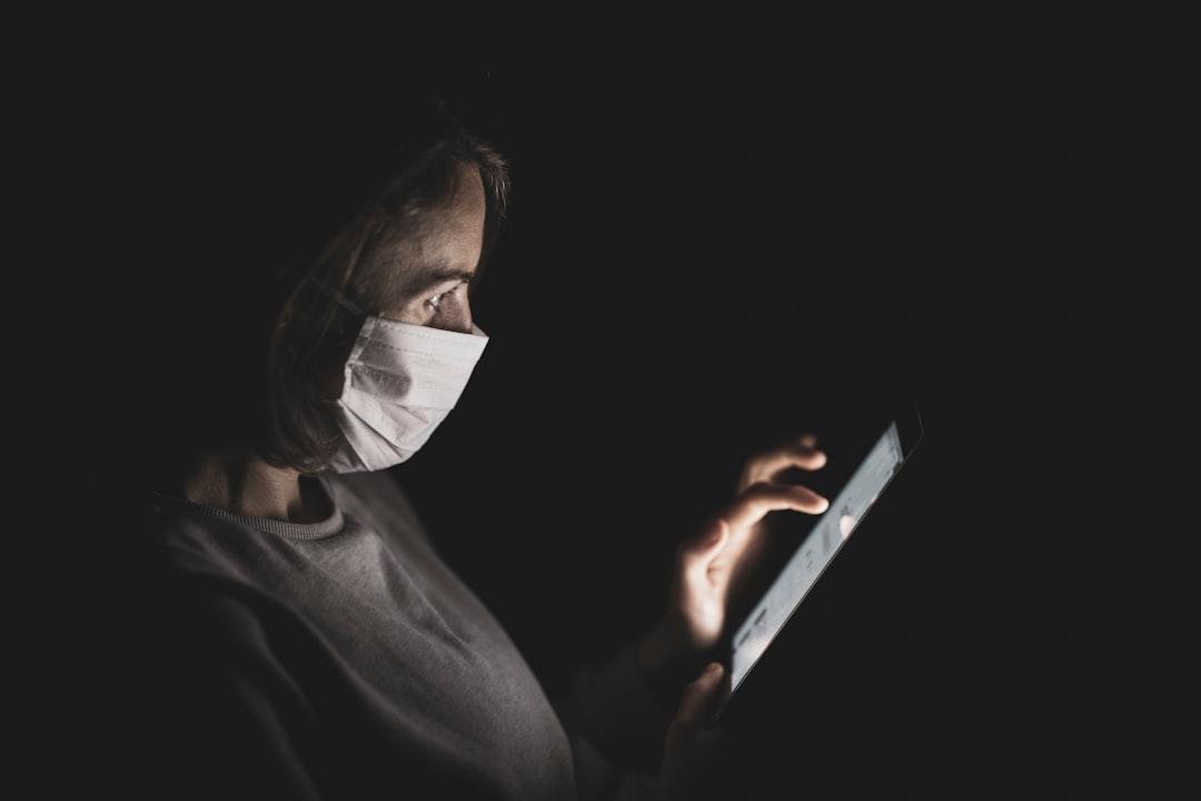 Person weras white mask to protect from coronavirus from engin akyurt on Unsplash Hà Nội: Các quận huyện đều có bệnh nhân sốt xuất huyết