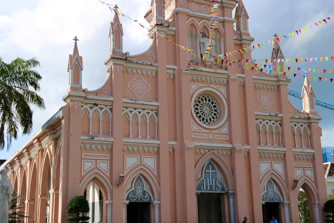 A large pink church with a clock tower from Hongbin on Unsplash Thêm một ca tử vong vì sốt xuất huyết?