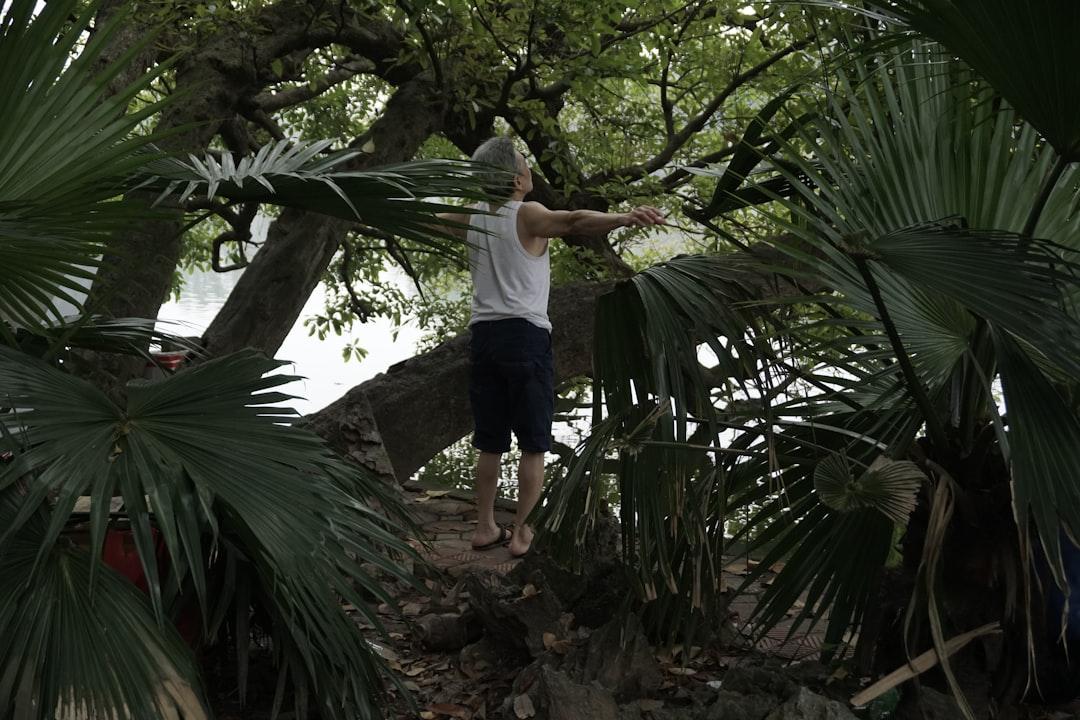 A man standing in the middle of a forest holding a frisbee from menderes kahraman on Unsplash Hà Nội: Nguy cơ cúm A/H1N1 bùng phát vào cuối năm