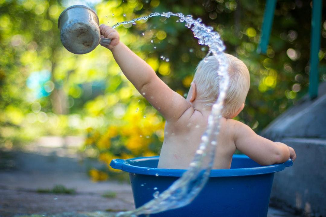 child lifting water dipper Những dấu hiệu của sức khỏe