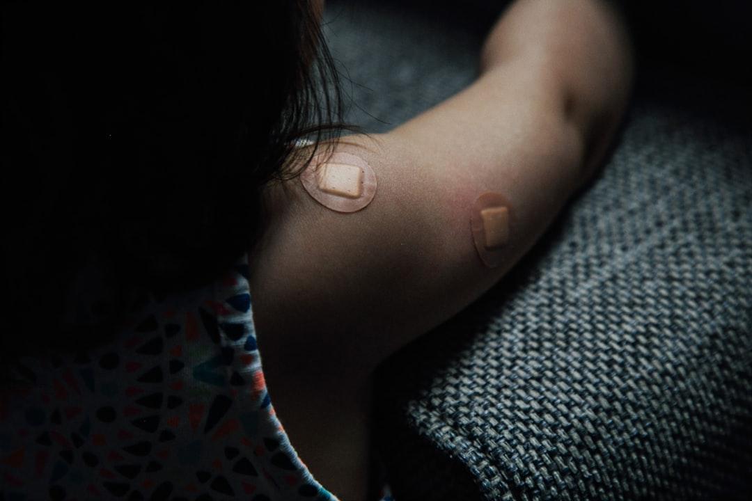 Woman in blue and white floral shirt from charlesdeluvio on Unsplash Bến Tre: Một bệnh nhân 19 tuổi mắc cúm A/H1N1 tử vong