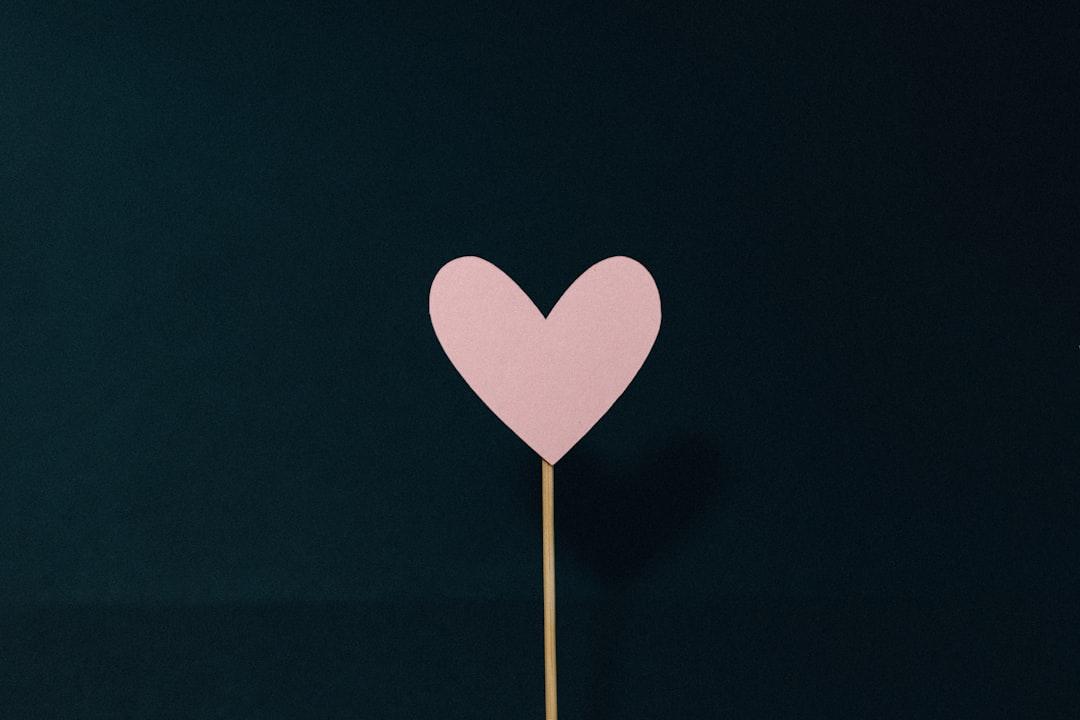 Heart shaped pink and white hearts illustration from Kelly Sikkema on Unsplash Cặp song sinh dính nhau bị dị tật tim bẩm sinh