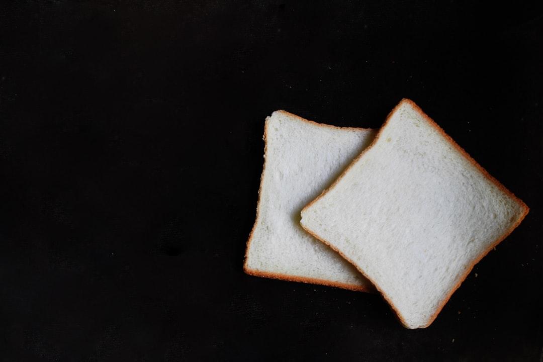 Two slices of breads on top of black surface from Graphy Co on Unsplash Món ăn hỗ trợ điều trị ung thư phổi