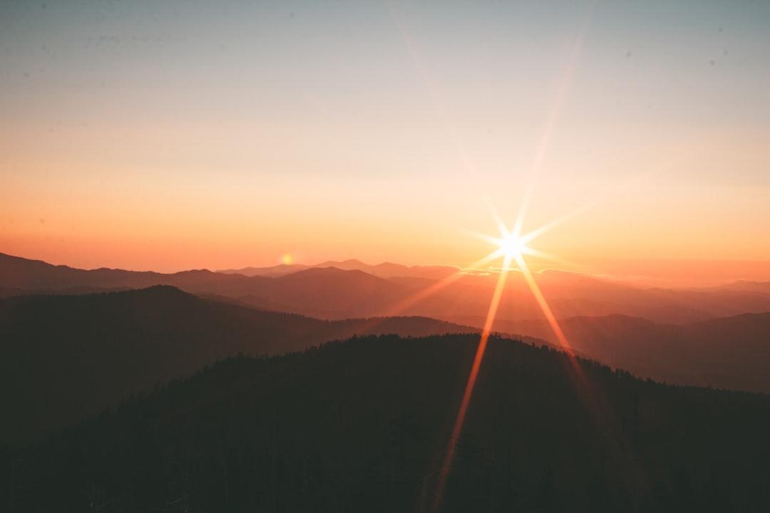 Silhoutte of mountains during sunset from Ivana Cajina on Unsplash Cho học sinh phơi nắng để diệt virus cúm