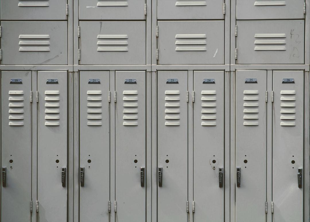 Gray metal locker from Joshua Hoehne on Unsplash Nghỉ học hàng loạt vì cúm A/H1N1