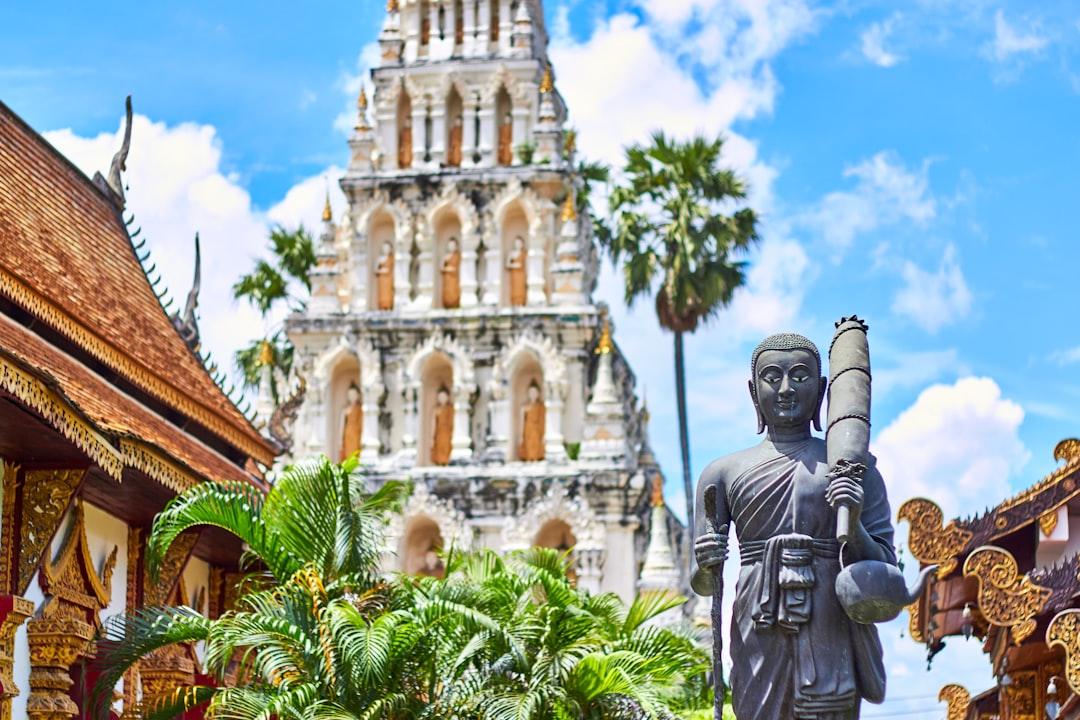 Religious figurine near gray concrete mosque under blue and white cloudy sky from Mathew Schwartz on Unsplash Thành công bước đầu về vaccine chống AIDS