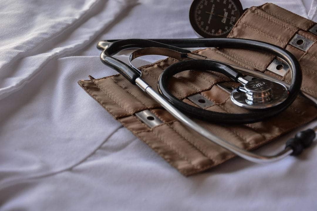 Black stethoscope with brown leather case from Marcelo Leal on Unsplash Kẹo mút chống cúm lợn