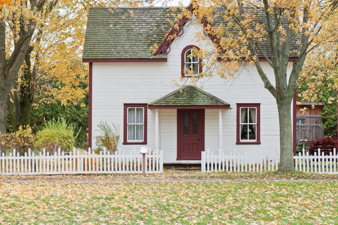 White house under maple trees from Scott Webb on Unsplash Sẽ cho phép bệnh nhân cúm A/H1N1 nhẹ điều trị tại nhà theo phác đồ