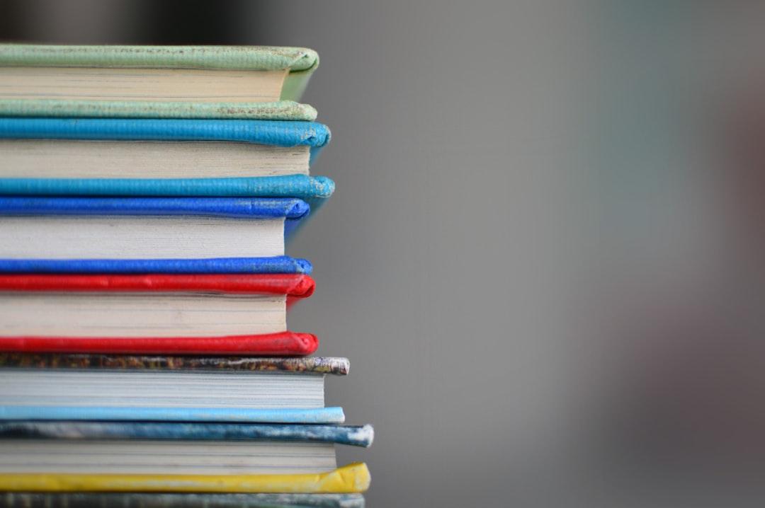Shallow focus photography of books from Kimberly Farmer on Unsplash Nhiều người chữa bệnh bằng trường sinh học có hiệu quả