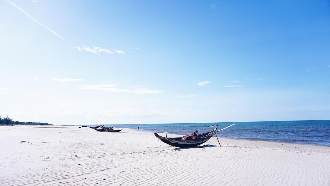 Blue boat on white sand beach during daytime from Dang Cong on Unsplash TT- Huế: Gần 1.000 liều vaccine bị hỏng do bão lũ
