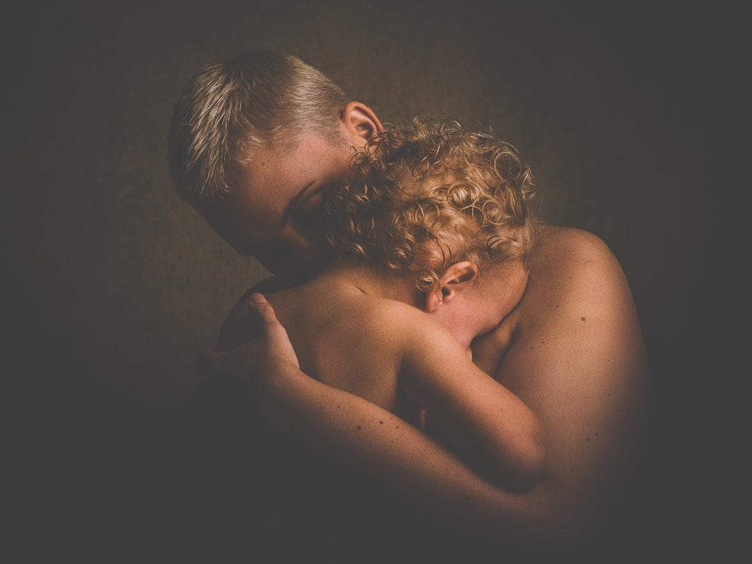 Topless person carrying children from 🇸🇮 Janko Ferlič on Unsplash Mẹ trẻ và ưu phiền chuyện béo - gầy