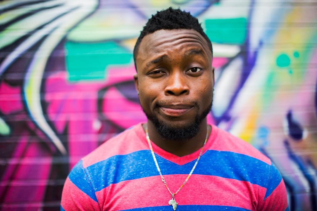 Black haired man making face from Ayo Ogunseinde on Unsplash Vợ chồng ngộ độc thuốc, một người chết